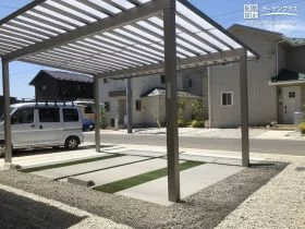 人工芝が鮮やかな駐車スペース[施工後]