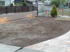 道路からお住まいへの視線を和らげてくれる目隠しフェンス