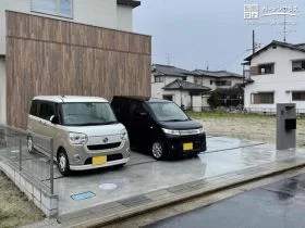 外壁デザインを引き立てる駐車スペース