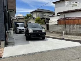 変形地を舗装して駐車スペースに