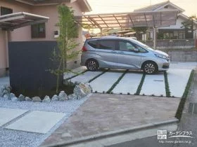 植栽目地がアクセントになった駐車スペース