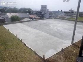 土間コンクリートで下地をしっかり固め、ゴムチップ舗装[施工後]