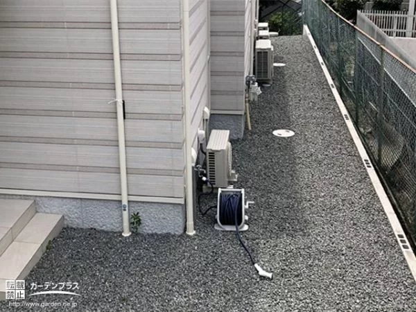 法面を解消して歩行しやすくした犬走り