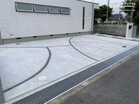 曲線の目地が印象的な駐車スペース[施工後]