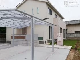 淡いピンクの門柱がお住まいとの一体感を演出する新築外構