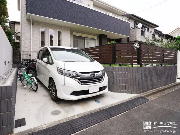 道路と高低差のあるお庭に設けた駐車スペース