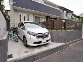 道路と高低差のあるお庭に設けた駐車スペース[施工後]