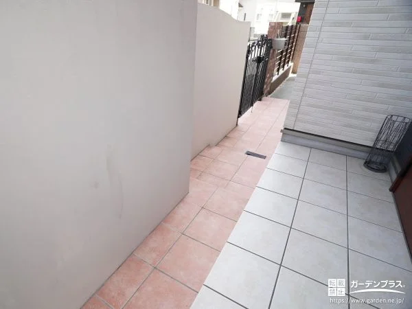 段差のないタイル貼のアプローチ