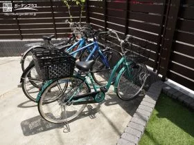 サイクルスタンドできちんと整列された自転車