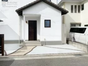 ナチュラルな雰囲気のアプローチに演出[施工後]
