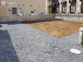きれいに整地し砂利を敷設した駐車スペース[施工後]