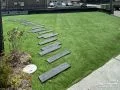 人工芝と枕木を組み合わせたナチュラルなお庭