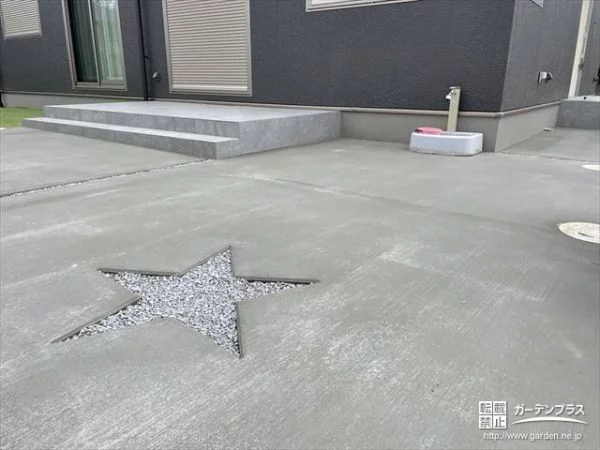 ワンポイントに星マークが印象的な雑草対策のためのコンクリートテラス設置工事