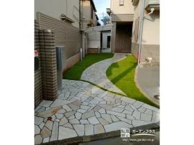 乱形石と明るい緑が玄関へ続くアプローチ[施工後]