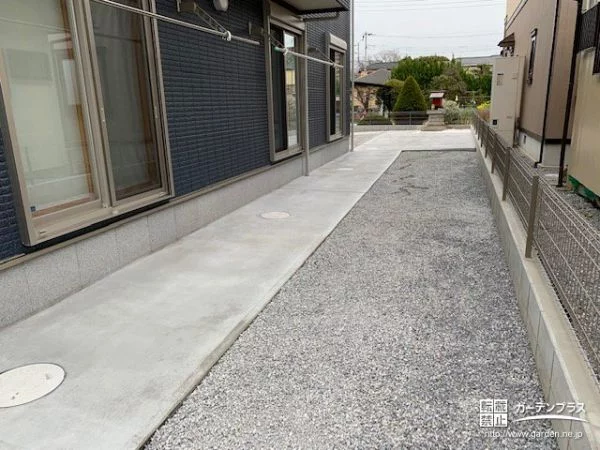 建物の基礎を保護するコンクリートの園路