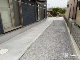 建物の基礎を保護するコンクリートの園路[施工後]
