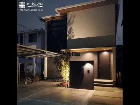 植栽の繊細な影が浮かび上がる夜の門まわり[施工後]