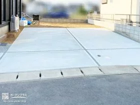 フラットな土間コンクリート舗装の駐車スペース[施工後]