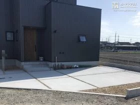 スリットを建物の形状に合わせた駐車スペース[施工後]