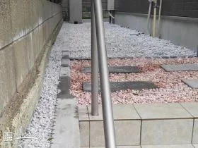 雑草や土砂の流出を防げるよう整えた隣地境界[施工後]