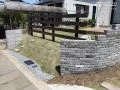 ヴィンテージレンガを使用した塀と天然芝のお庭