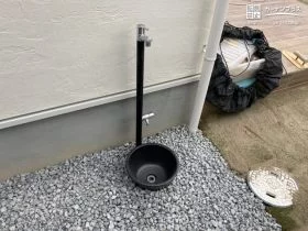 ホースを常時接続できる2口タイプの立水栓[施工後]