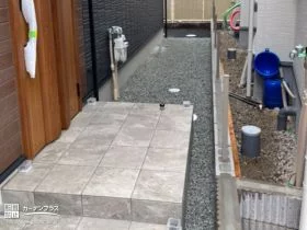 砂利を敷設した犬走り[施工後]