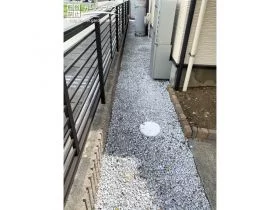 外壁の色味に調和した犬走り空間[施工後]