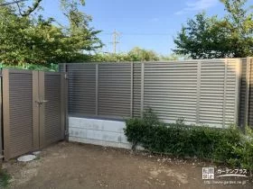 フェンスと統一感のある門扉[施工後]