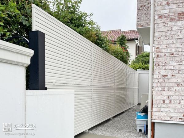 建物の雰囲気に合わせたホワイトカラーの目隠しフェンス設置工事 (No 