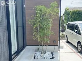 植栽との対比が美しいロックガーデン風の植栽スペース[施工後]