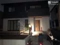 夜間も明るい門まわり