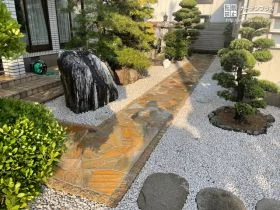 白い砂利で植栽や天然石の質感が際立つお庭に[施工後]