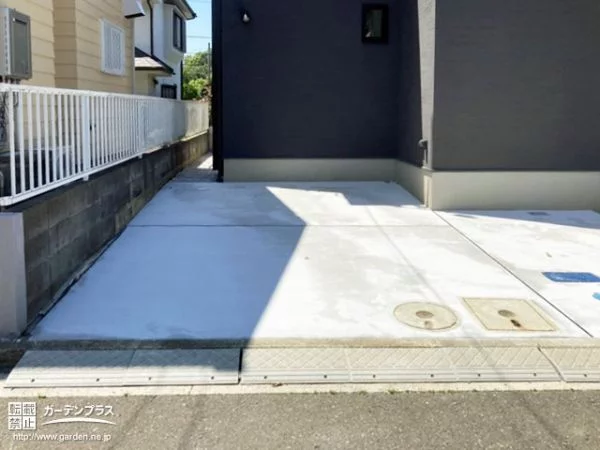 フラットで使いやすい土間コンクリート舗装の駐車スペース