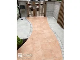 優しい雰囲気で足元を飾るタイルのアプローチ[施工後]