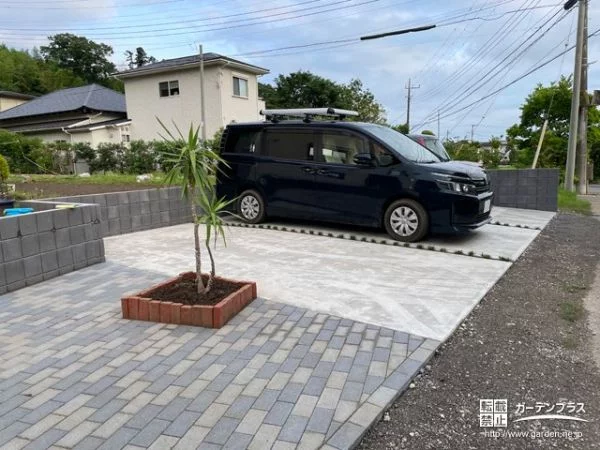 植栽目地を入れた3台分の駐車スペース