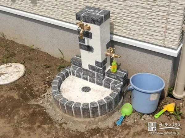 可愛いレンガデザインの立水栓ユニット