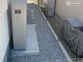 雑草対策をした犬走りと境界フェンス