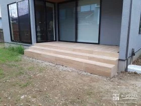 ナチュラルな木製の床板を再現したタイル[施工後]