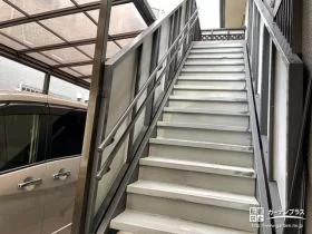 ステップ数の多い階段を安全に行き来できる手すり