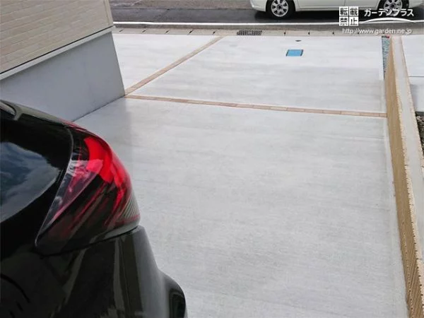 境界ブロックと目地の色味を合わせた駐車スペース