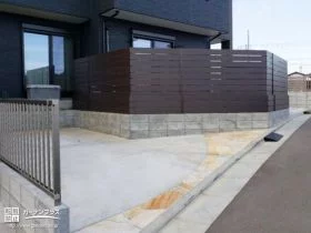 シンプルなコンクリート舗装に異素材を組み合わせた新築外構