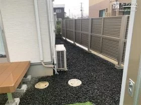 雑草対策と泥はね防止を兼ね備えた犬走り[施工後]