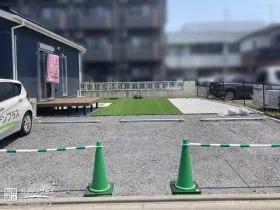 砂利を敷いた駐車スペース