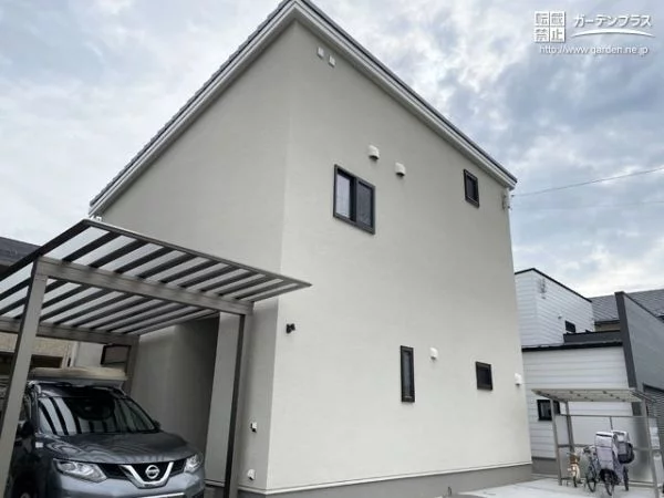 No.17484 建物と一体感のあるスタイリッシュなカーポートを設置した新築外構