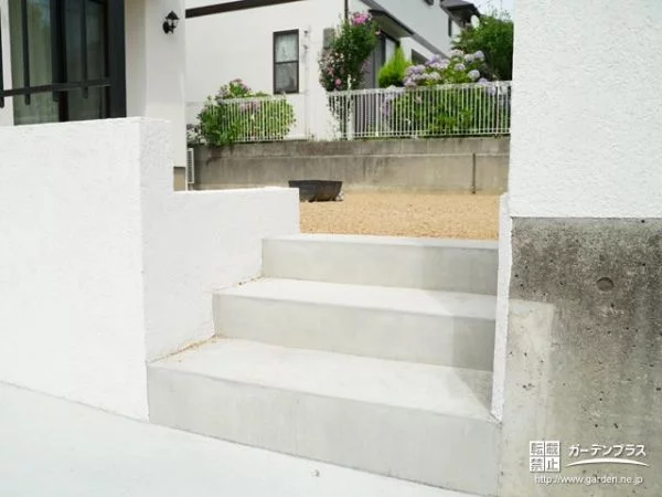 主庭と駐車スぺースを直接行き来できるモルタル階段