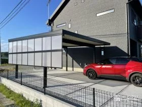 道路からの目隠しパネルを取り付けた折板屋根カーポート[施工後]