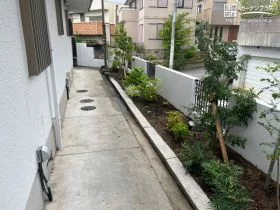 道路沿いの植栽スペースと犬走り[施工後]