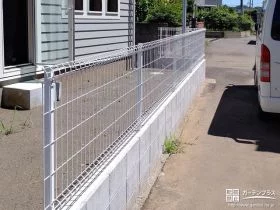 道路からの越境を防ぐメッシュフェンス[施工後]