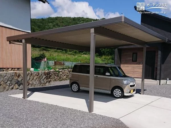 丈夫な折板屋根カーポートを設置した駐車スペース